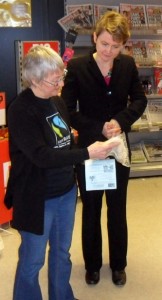 Cynthia Dickinson presents Fairtrade rice to Yvette Cooper.